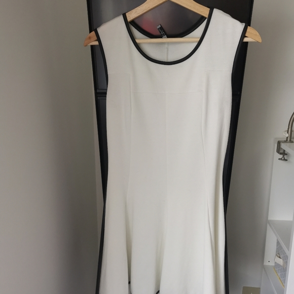 Summer casual white dress - Picture 1 of 2